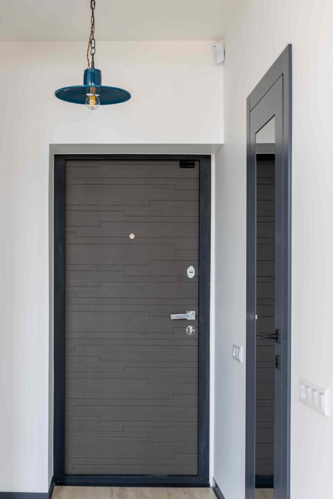 porte-d-entree-avec-lumiere-suspendue-dans-un-couloir-lumineux-foyer-minimal