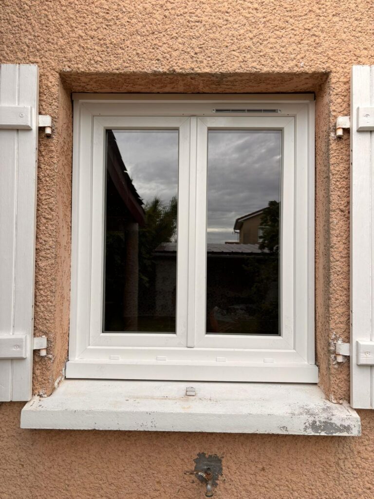 Installation de fenêtre PVC à Ecully : confort thermique et design