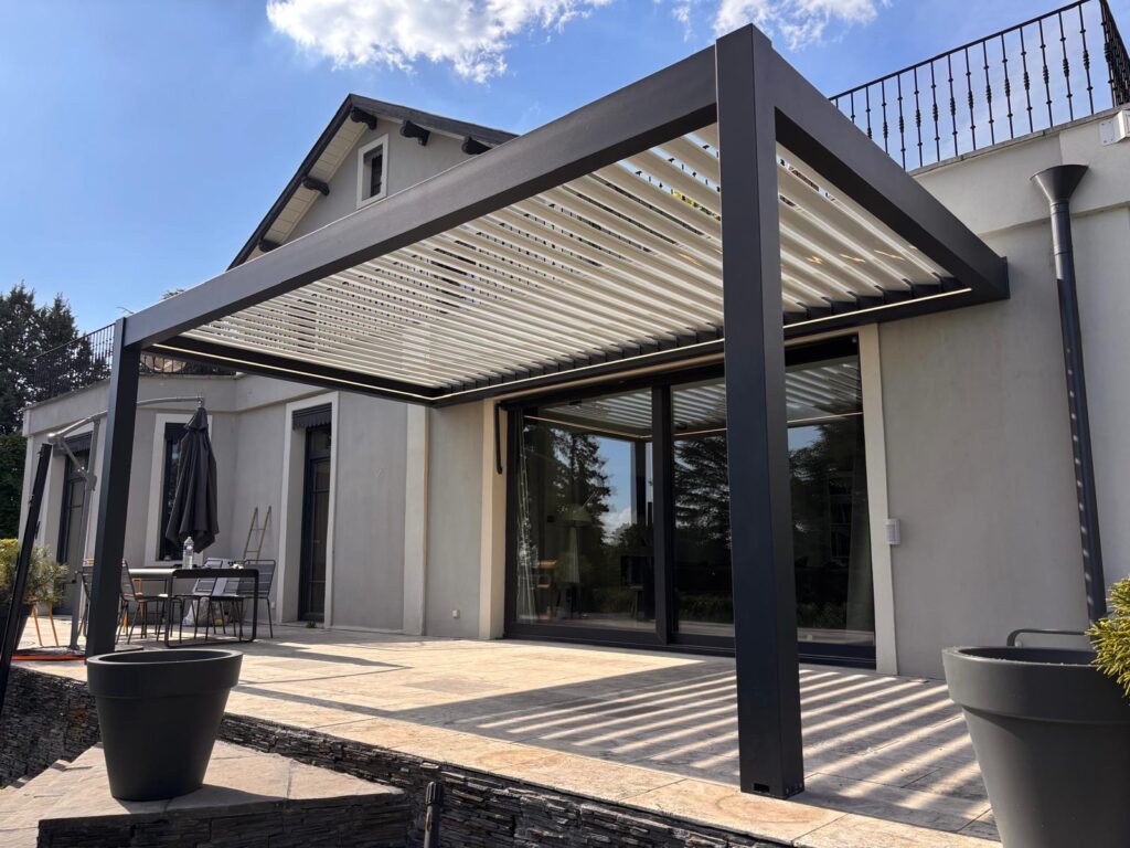 Pergola bioclimatique à Lyon : Profitez de votre terrasse toute l'année avec AC Design