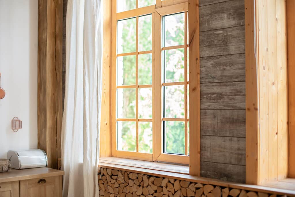 Fenêtre en bois avec intérieur bois.